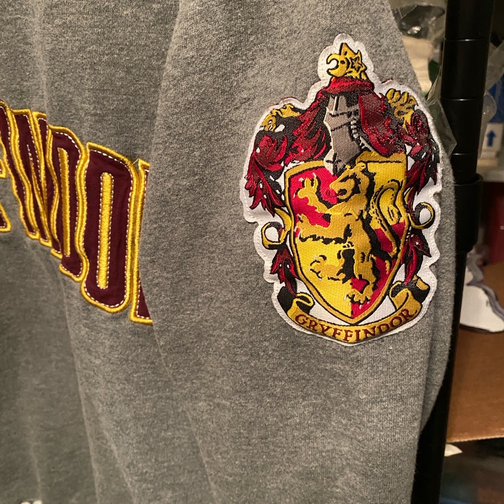 Gryffindor Logo Gray Crewneck Sweatshirt XS - Picture 2 of 3